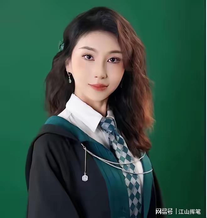 雨燕直播北理工裴副教授很聪明，在国外水了个硕士，博士回国内读，毕业后给院长师叔当助理